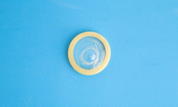 Stealthing: as consequências físicas e mentais da retirada da camisinha sem consentimento e como as vítimas podem se proteger