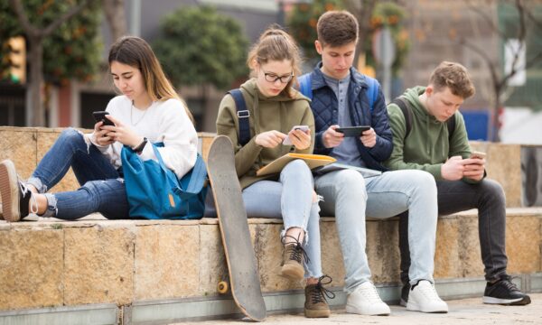 Restrições às redes sociais melhoram sono e humor de adolescentes britânicos, aponta estudo
