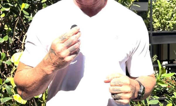 'Escalo montanhas, corro maratonas e participo de provas de Ironman', diz ex-jogador de rugby e ativista Gareth Thomas que vive com o HIV
