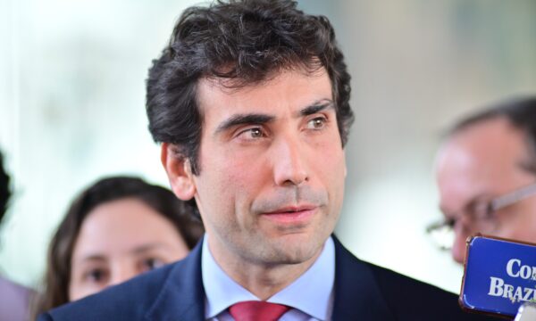 Galípolo vê risco em avanço de crédito sem garantia e alerta para endividamento das famílias