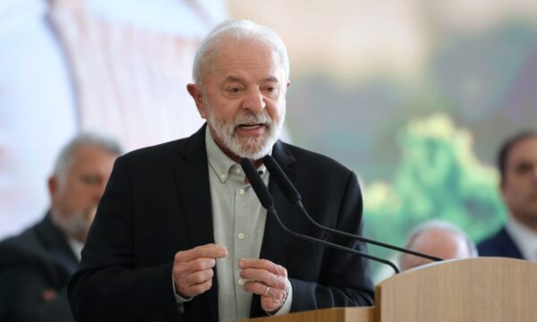 Lula diz tratar com ‘muita seriedade’ caso sobre Lulinha e afirma: ‘Investigue-se’