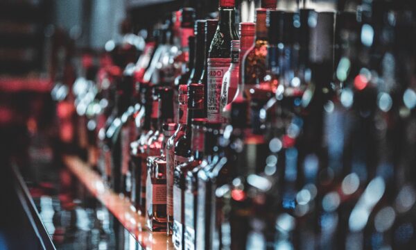 Bebidas alcoólicas, refrigerantes e cigarros: governo inclui 'imposto do pecado' no orçamento de 2027