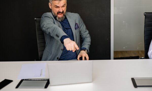 Trabalhadores veem empresas tolerarem abusos de chefes que entregam resultados