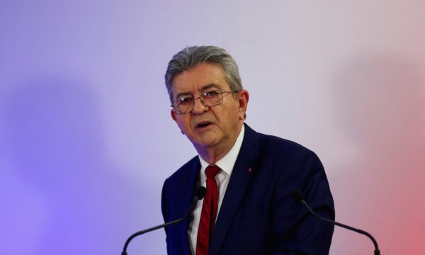 Líder da extrema esquerda deve chegar ao 2º turno da eleição presidencial na França