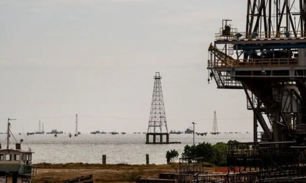 Petróleo encosta em US$ 100, nova máxima em seis semanas, após ataque de houthis na Arábia Saudita
