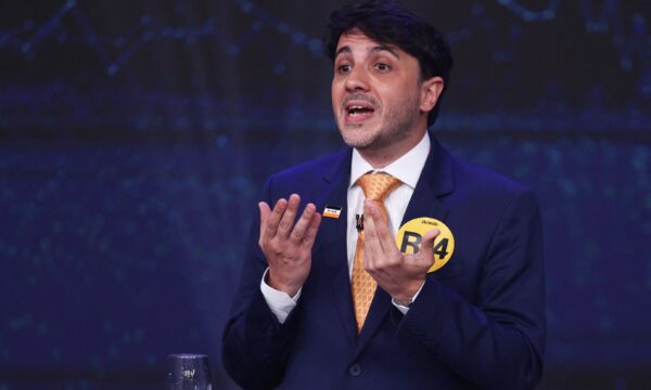 Renan Santos acusa bolsonarismo de hipocrisia na crise do STF