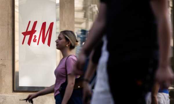 Família fundadora da H&M aumenta posição enquanto recuperação da varejista enfrenta dificuldades