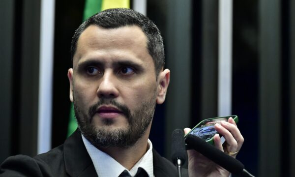 Quaest: Cleitinho tem 32% das intenções de voto; Kalil e Patrus têm 11% no primeiro turno em MG