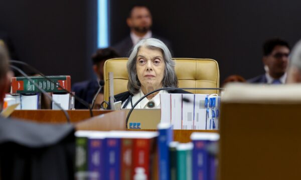 Cármen Lúcia diz lamentar desconfiança do cidadão nas instituições