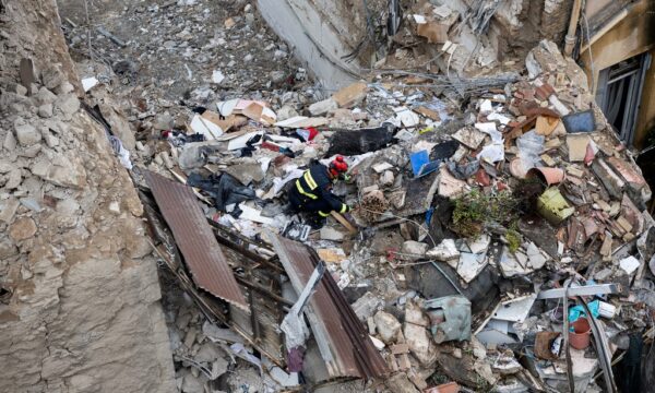 Prédio residencial desaba na Grécia após explosão e deixa mortos