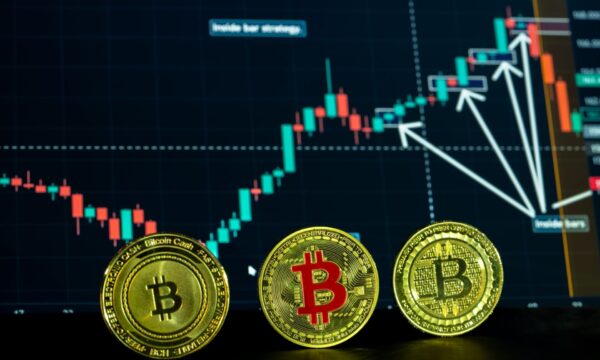 ETFs de Bitcoin registram entradas de US$ 999 milhões, as maiores desde outubro de 2025