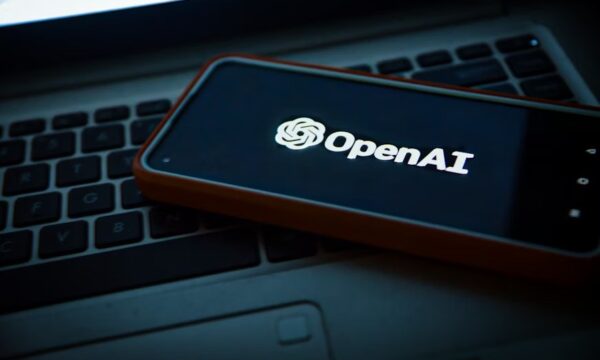 OpenAI testa agentes patrocinados por empresas e amplia ferramentas de IA para anúncios