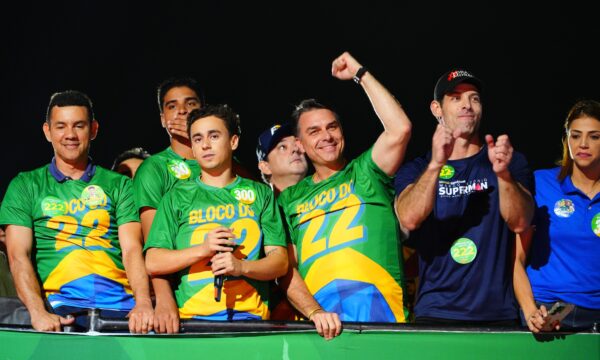 Flávio Bolsonaro fala em 'arrancada' no primeiro turno e diz que receberá a faixa de presidente do pai