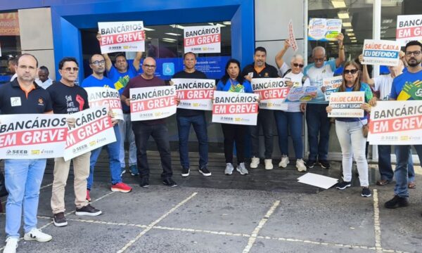 Funcionários da Caixa rejeitam proposta e greve continua; como ficam as contas e benefícios?