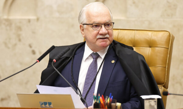 Fachin aguarda explicações de ministros para decidir sobre crise