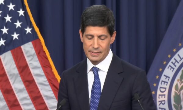 Fed aumenta taxa de juros em 0,25%, como esperado pelo mercado, e Bitcoin segue estático nos US$ 76.000
