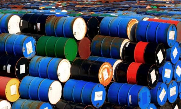 Petróleo fecha em alta após encostar em US$ 100 o barril