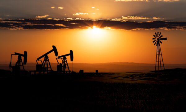 Após alta com Trump negando disposição em aliviar sanções contra o Irã, petróleo é negociado em baixa