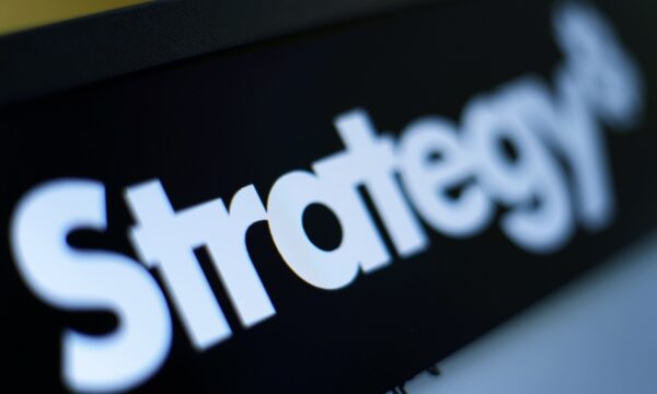 Strategy não compra nem vende Bitcoin pela 2ª semana e recompra US$ 139 milhões em ações