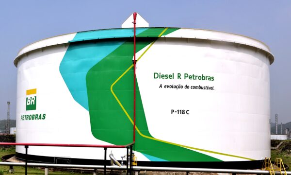 Com defasagem recorde da Petrobras, subsídio não zera diferença em relação ao diesel importado