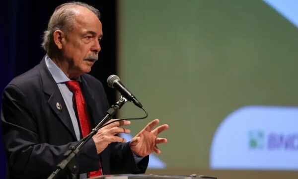 Mercadante critica propostas de candidatos para dividir BNDES e cortar subsídios