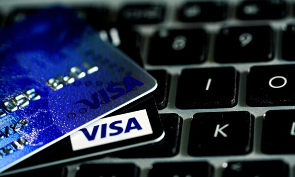 Visa destaca que cartões ligados a stablecoins estão entre as áreas que mais crescem em sua rede