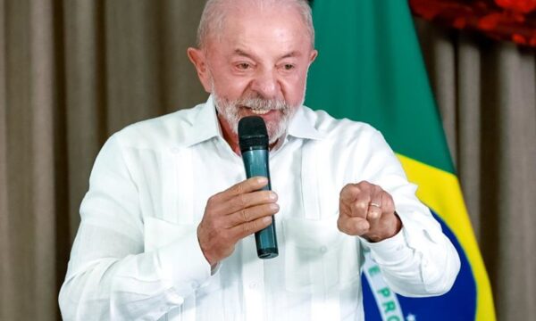 Em reunião com Lula, aliados prometem reduzir abstenção e sugerem até aumento de selfies